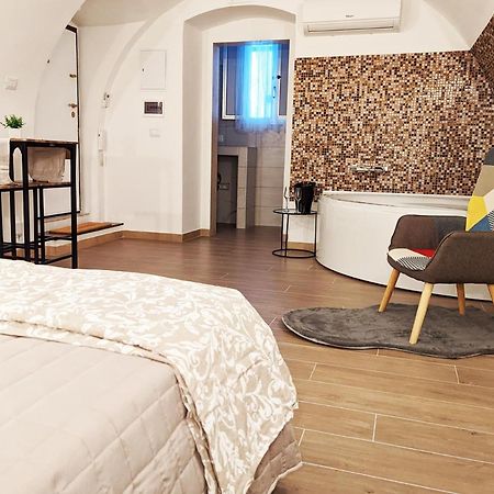 Dama Suite Love & Private Jacuzzi Bari Exteriör bild
