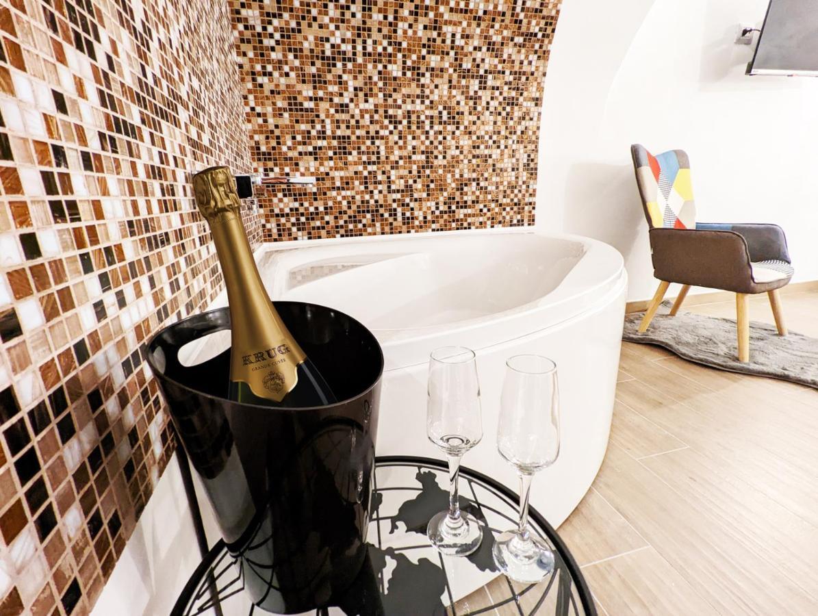 Dama Suite Love & Private Jacuzzi Bari Exteriör bild