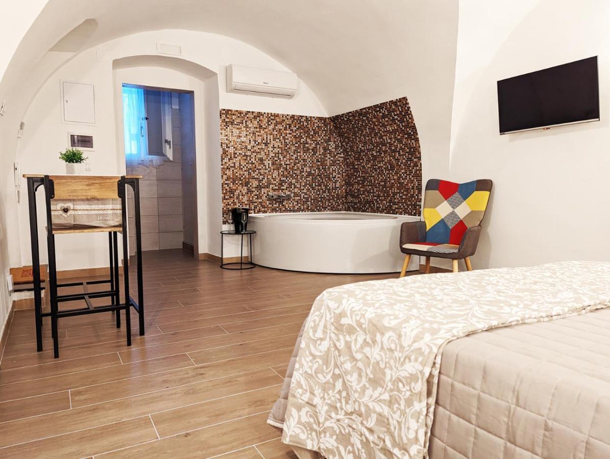 Dama Suite Love & Private Jacuzzi Bari Exteriör bild